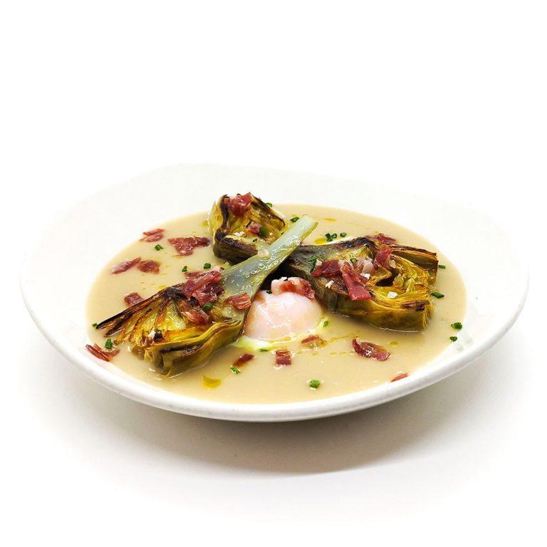 ALCACHOFAS CON SALSA Y HUEVO